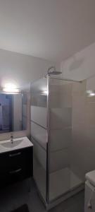 Appartement 2 pièces de plein pied au coeur du village a deux pas de la plage avec extérieur et parking prive