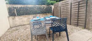 Appartement 2 pièces de plein pied au coeur du village a deux pas de la plage avec extérieur et parking prive