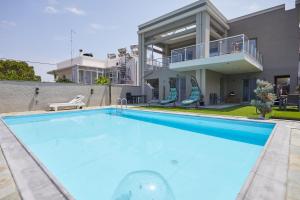 Poolside at Vrontados