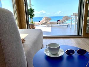 Beachfront luxury apartment - PRIVATE infinity pool, sauna & mini-gym