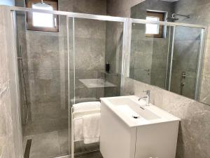 Beachfront luxury apartment - PRIVATE infinity pool, sauna & mini-gym