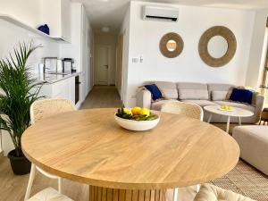 Beachfront luxury apartment - PRIVATE infinity pool, sauna & mini-gym