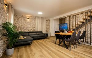 Awesome Home In Zmijavci With Wifi 