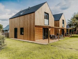 Holiday Home by Lake arnowieckie with Jacuzzi