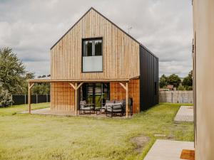 Holiday Home by Lake arnowieckie with Jacuzzi