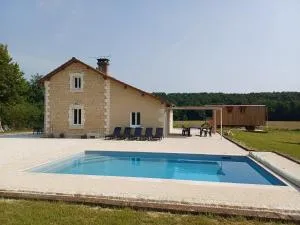 Maison typique et roulotte vue sur le château d'Hautefort - Cherveix-Cubas