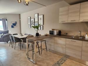 Ático esquinero con preciosas vistas al Valle del Este Golf con piscina comunitaria!