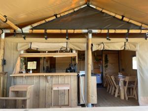 Tente chauffée avec piscine lagon