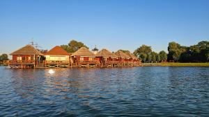 Tahiti sunshine - Chatka na vode