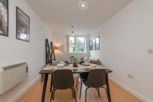 3-Bed Serviced Apt near M62, Leeds - Ideal for Up to 6 Guests - Long Stay Options - Free Parking and Wifi