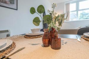 3-Bed Serviced Apt near M62, Leeds - Ideal for Up to 6 Guests - Long Stay Options - Free Parking and Wifi