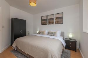 3-Bed Serviced Apt near M62, Leeds - Ideal for Up to 6 Guests - Long Stay Options - Free Parking and Wifi