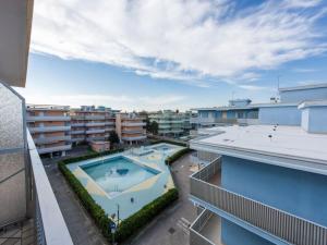 Flat with parking space and shared pool