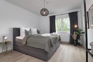 Design am Rhein I Traumlage Rheinufer I 3BR I Küche I öffentl Parkplätze I helloYOU apartments x BRIGHT Collection