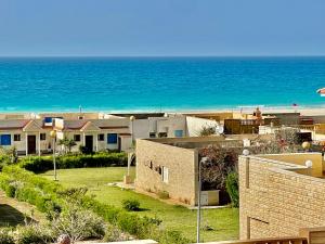 شاليه فاخر بإطلالة على البحر وحمام السباحة - موقع مميز داخل قرية بدر السياحية