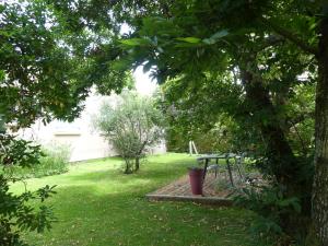 Maisons de vacances Proche de Bordeaux et Saint Emilion, maison au calme avec grand jardin : Maison 2 Chambres