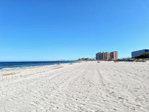 Puerto y Playa con vista a Dos Mares