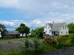 Fjord house with a private bay, boats and sauna! - Børkjenes