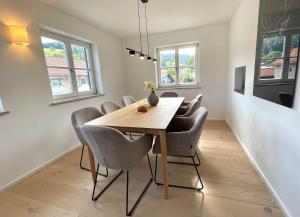 Ferienwohnung "Aschbergblick" - Edel Wohnen im Ortskern Schliersee