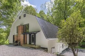 Renovated Barn in the woods for a fun retreat - Jonathan