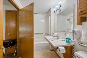 Deluxe Suite room in Pheasant Park Resort