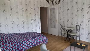Appartements studio 1 piece principale avec balcon local a velo prive place dans la rue pour voiture : photos des chambres