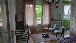 Appartements studio 1 piece principale avec balcon local a velo prive place dans la rue pour voiture : photos des chambres
