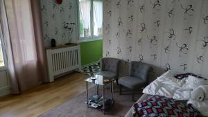 Appartements studio 1 piece principale avec balcon local a velo prive place dans la rue pour voiture : photos des chambres