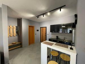 SeaView new Cozy Apt Beach front