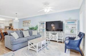 3 Bed Condo Block to Beach 2 Pools Hot Tub