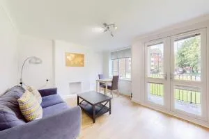 Lovely 2 Bed with Balcony near East Putney Station - London
