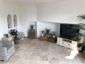 Cosy apartment close to beach, great views & pool