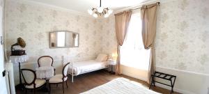 B&B / Chambres d'hotes Chambre Cocteau avec vue sur le Mont Saint Michel : photos des chambres