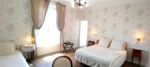 B&B / Chambres d'hotes Chambre Cocteau avec vue sur le Mont Saint Michel : Chambre Triple