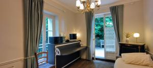 B&B / Chambres d'hotes Suite Napoleon 3, vue Mont St Michel, avec balcon : photos des chambres