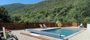 Maisons de vacances Le Murmure des Cedres - Gite en Cevennes : Maison 2 Chambres