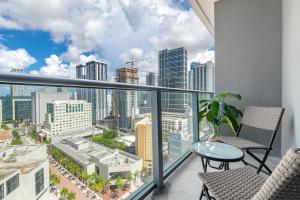 Breezy Stays Luxury Residences - near Kaseya Center