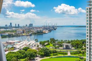 Breezy Stays Luxury Residences - near Kaseya Center