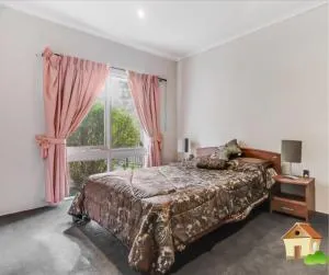 A peaceful break amidst lush greenery and birds - Donvale