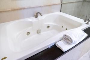 MGM Signature 8-816 Jacuzzi Studio