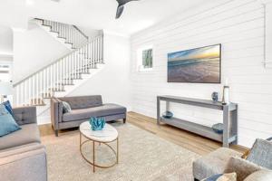 New-Walk To Beach - Private Heated Pool