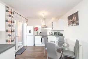 Spacious two bed house with parking and garden - 布赖尔利希尔