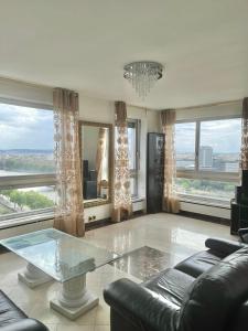 Unique Luxury Parisian Panorama High-Rise by the Eiffel Tower