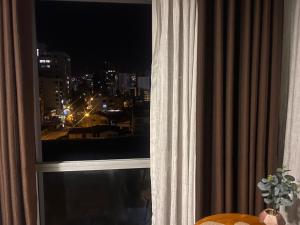 Moderno y cómodo estudio con espacio de trabajo