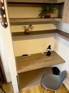 Moderno y cómodo estudio con espacio de trabajo