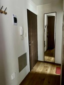 Moderno y cómodo estudio con espacio de trabajo