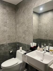 2Br Vinhomes Apt Balcony City view Cozy