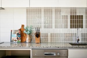 Elegant Inner-City 1-Bed with Rooftop Dining