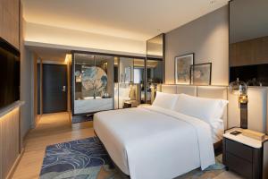 Executive Queen Room with One Queen Bed