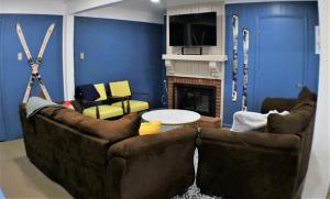 Ski View 03 - On Main Street - WiFi - Cable - Fireplace - Trailer Parking In Back - Patio with Gas Grill